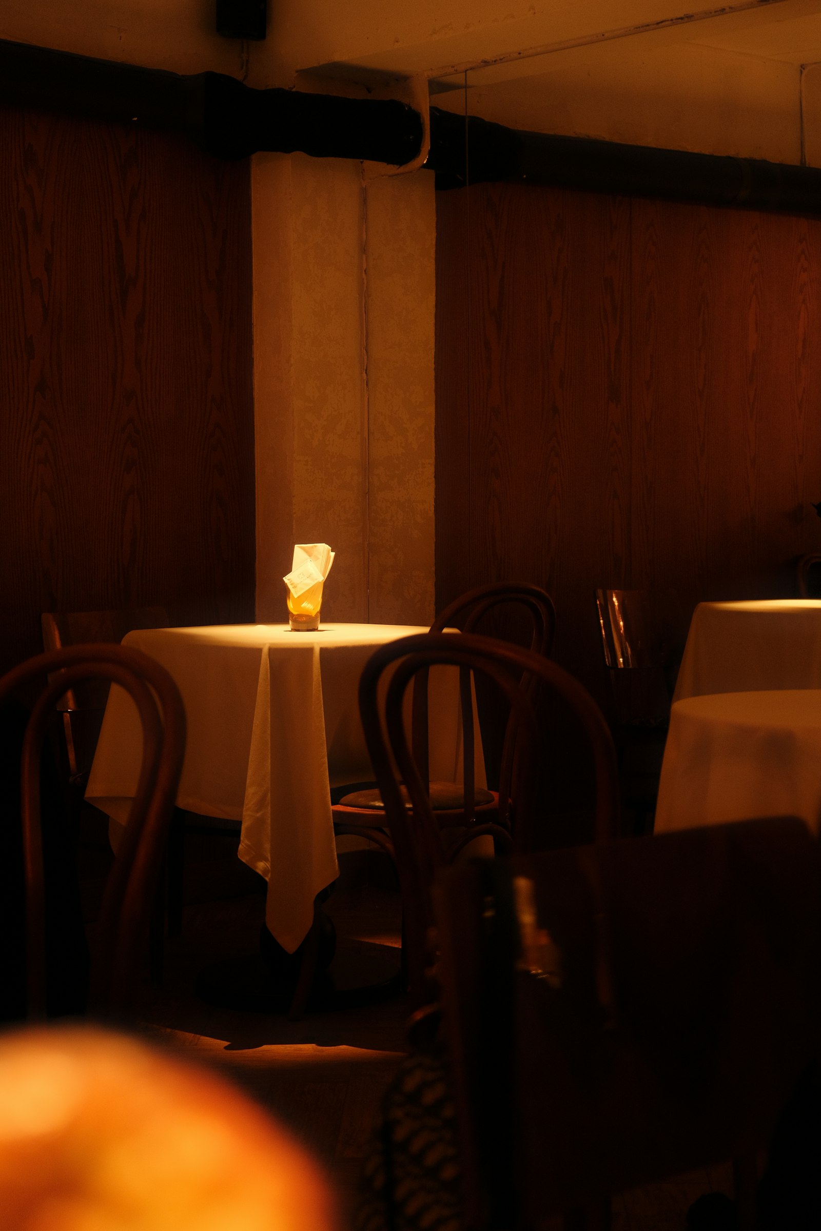 Table éclairée à la bougie, photographie d’illustration